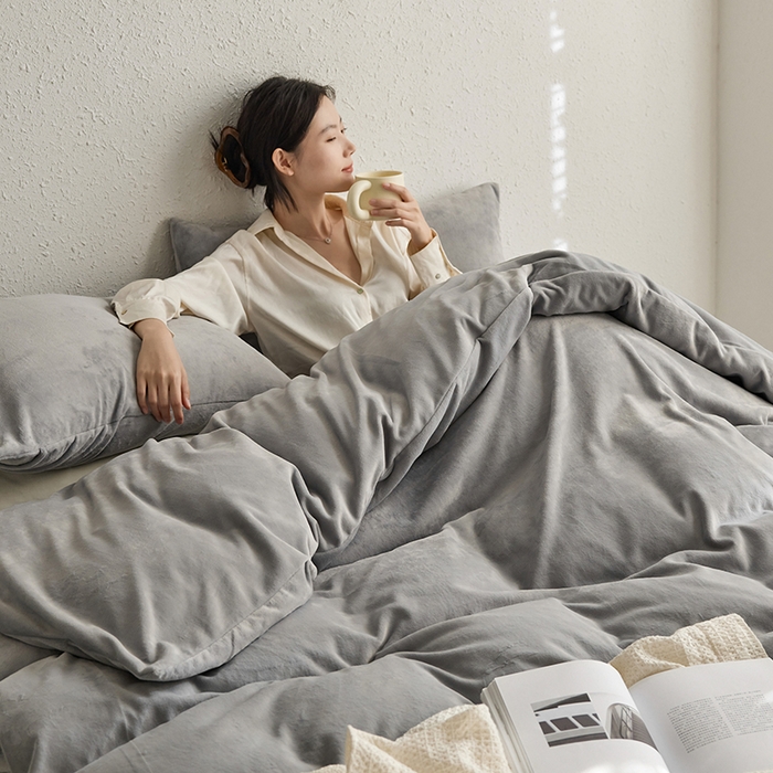 91家纺网 家纺一手货源 找家纺 千朵森 2024新款高克重纯色牛奶绒四件套 太空灰