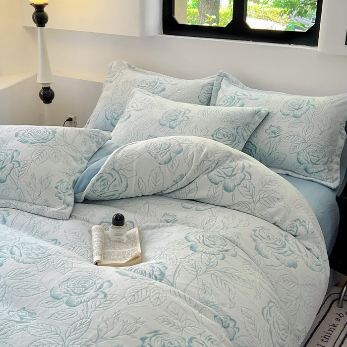 91家纺网 家纺一手货源 找家纺 新印象 2025新款高克重牛奶绒烂花四件套雕花绒四件套浪漫玫瑰-蓝