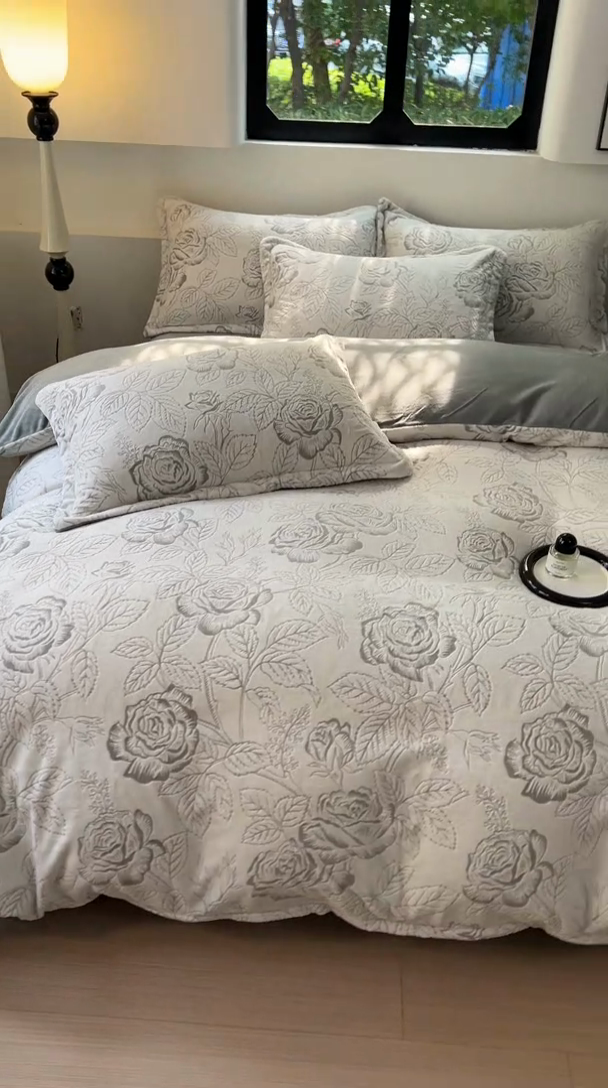 91家纺网 家纺一手货源 找家纺 新印象 2025新款高克重牛奶绒烂花四件套雕花绒四件套浪漫玫瑰