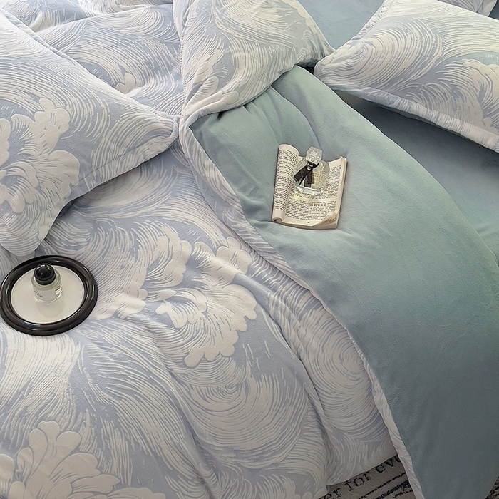 91家纺网 家纺一手货源 找家纺 新印象 2025新款高克重牛奶绒烂花四件套雕花绒四件套浪花-浅兰