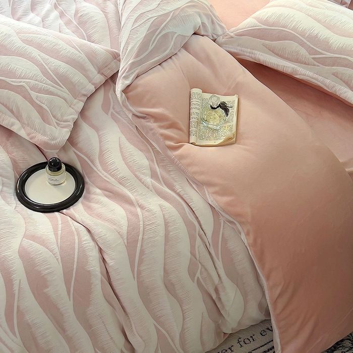 91家纺网 家纺一手货源 找家纺 新印象 2025新款高克重牛奶绒烂花四件套雕花绒四件套流光-粉