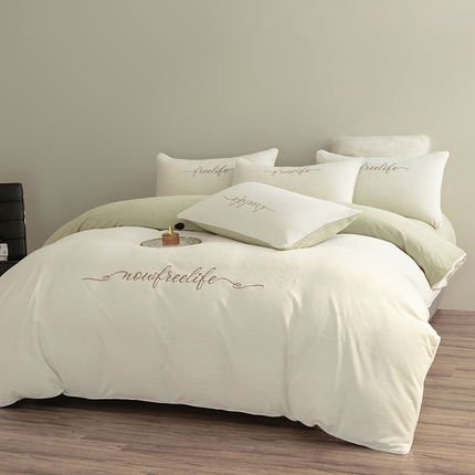 91家纺网 家纺一手货源 找家纺 千朵森 2024新款奢美牛奶绒刺绣四件套 瑞雪白配秧绿