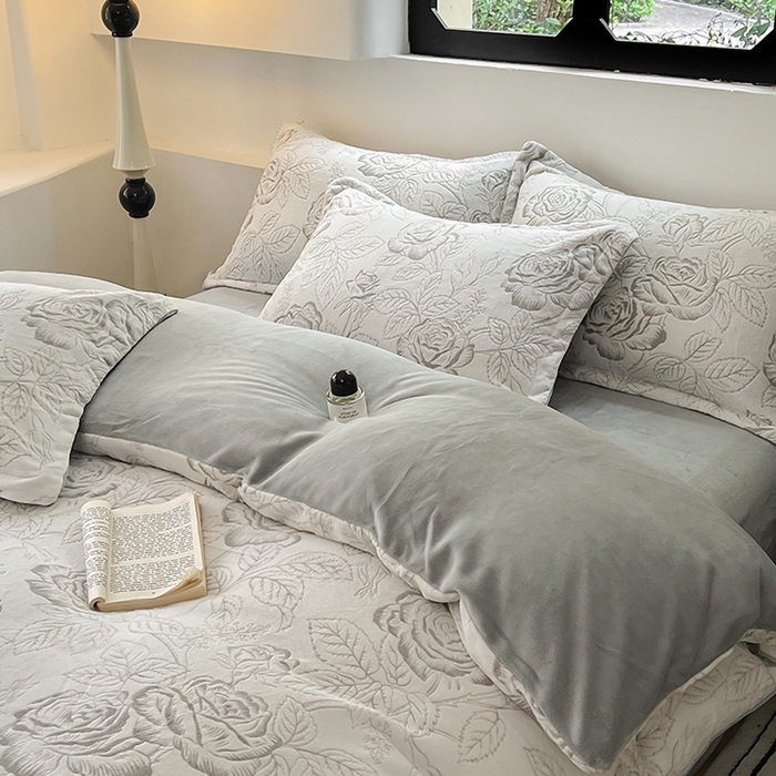 91家纺网 家纺一手货源 找家纺 新印象 2025新款高克重牛奶绒烂花四件套雕花绒四件套浪漫玫瑰