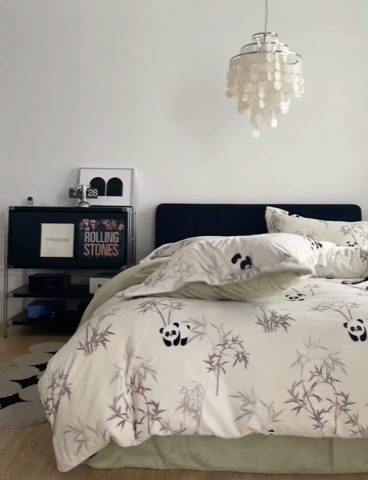 91家纺网 家纺一手货源 找家纺 千朵森 2024新款网红印花熊猫牛奶绒四件套  风格二 子初