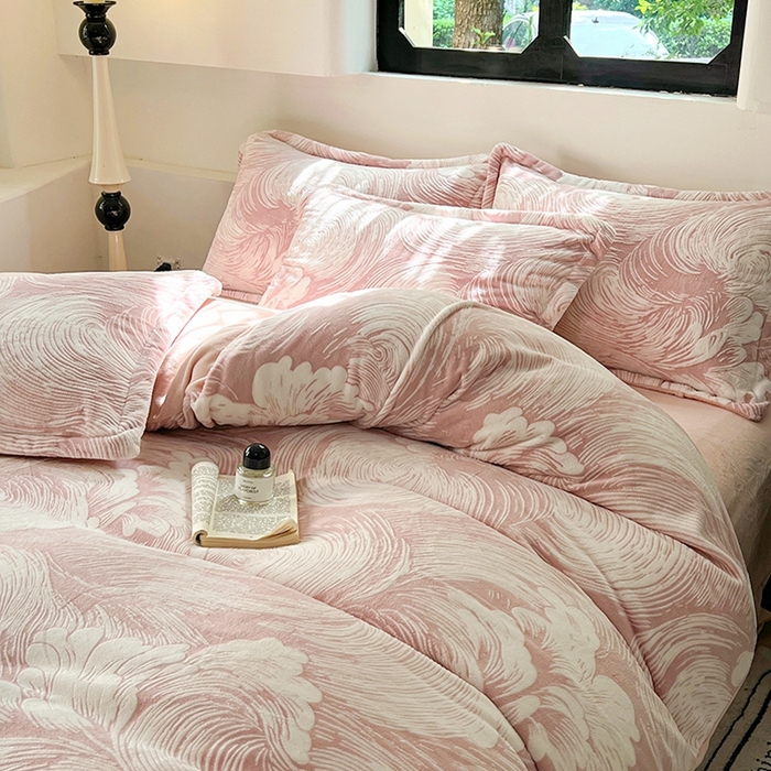91家纺网 家纺一手货源 找家纺 新印象 2025新款高克重牛奶绒烂花四件套雕花绒四件套浪花-粉