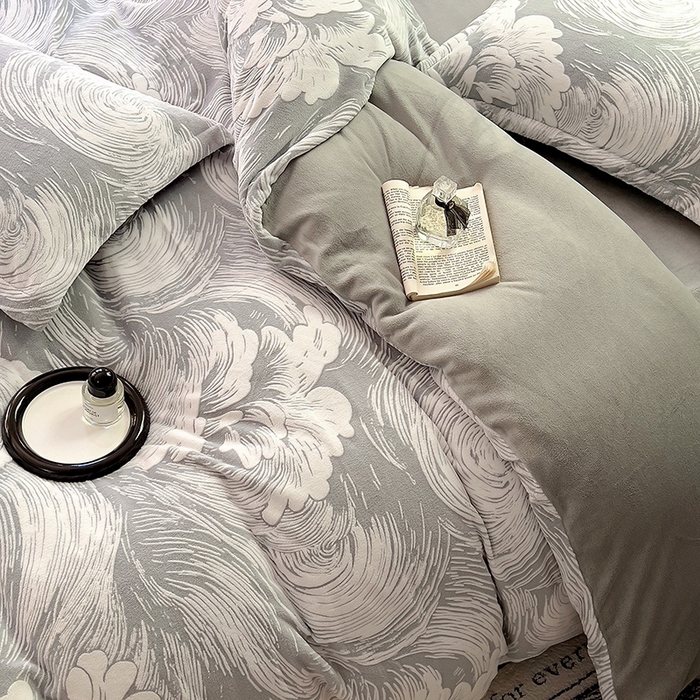 91家纺网 家纺一手货源 找家纺 新印象 2025新款高克重牛奶绒烂花四件套雕花绒四件套浪花-灰