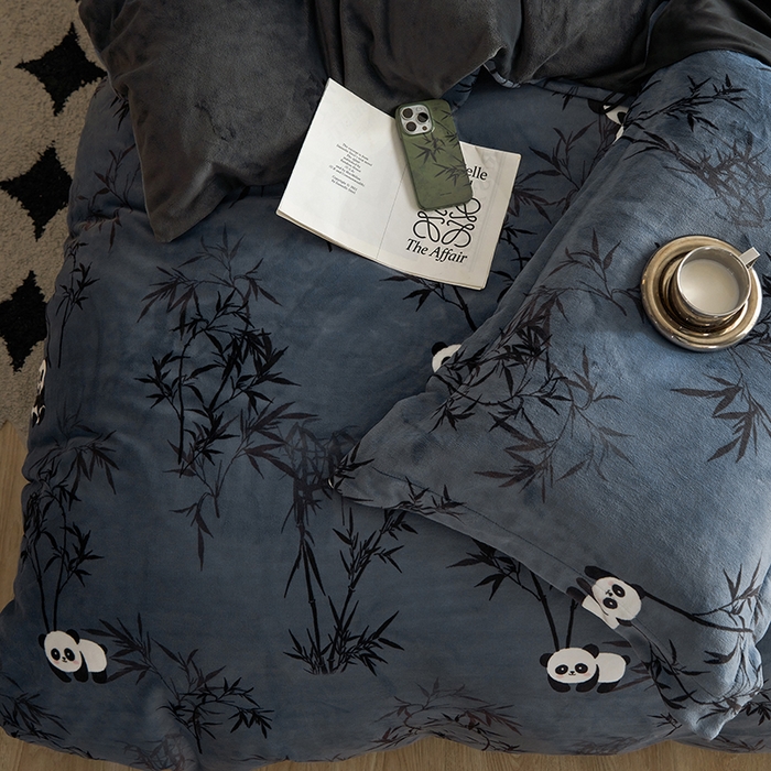 91家纺网 家纺一手货源 找家纺 千朵森 2024新款网红印花熊猫牛奶绒四件套  风格二 卡诺