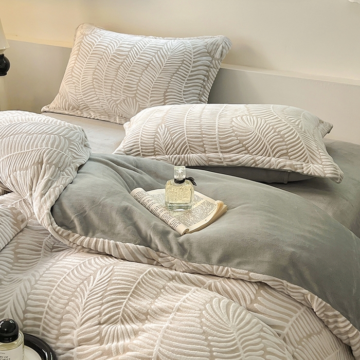 91家纺网 家纺一手货源 找家纺 新印象 2025新款高克重牛奶绒烂花四件套雕花绒四件套冷杉-灰