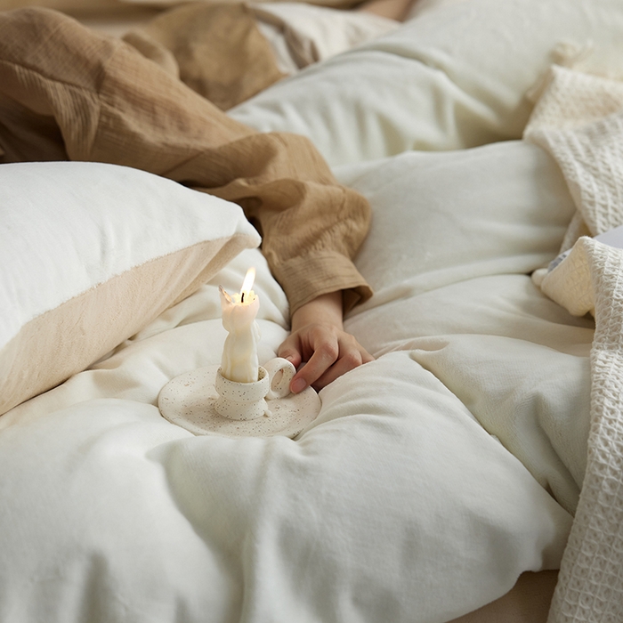 91家纺网 家纺一手货源 找家纺 千朵森 2024新款高克重纯色牛奶绒四件套 茶花白配郁金香