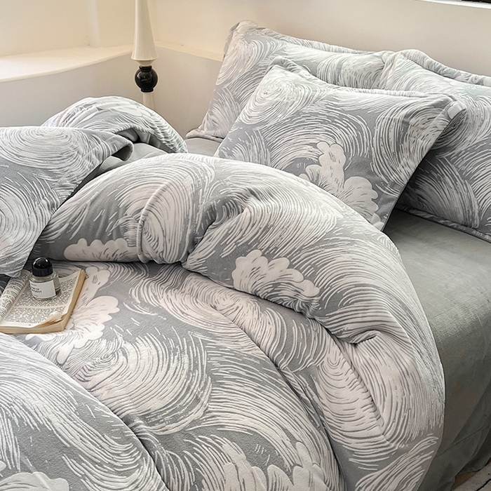 91家纺网 家纺一手货源 找家纺 新印象 2025新款高克重牛奶绒烂花四件套雕花绒四件套浪花-灰