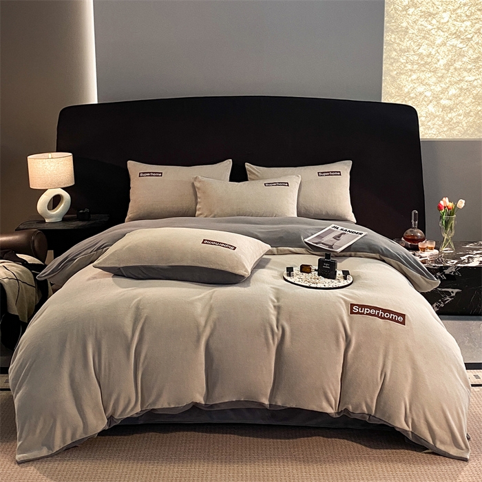 91家纺网 家纺一手货源 找家纺 笙意家纺 2025新款牛奶绒刺绣四件套-杰尼娅系列绒 杰尼亚-山灰+中灰