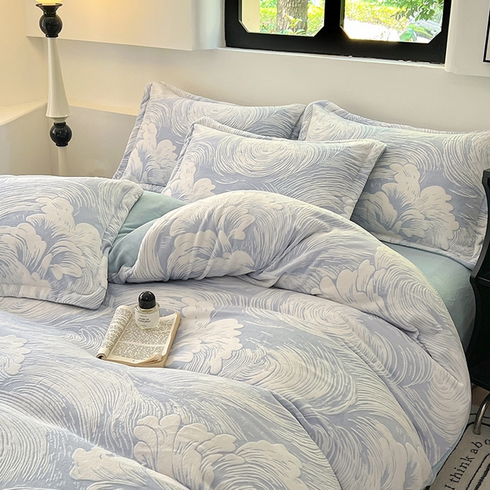 91家纺网 家纺一手货源 找家纺 新印象 2025新款高克重牛奶绒烂花四件套雕花绒四件套浪花-浅兰