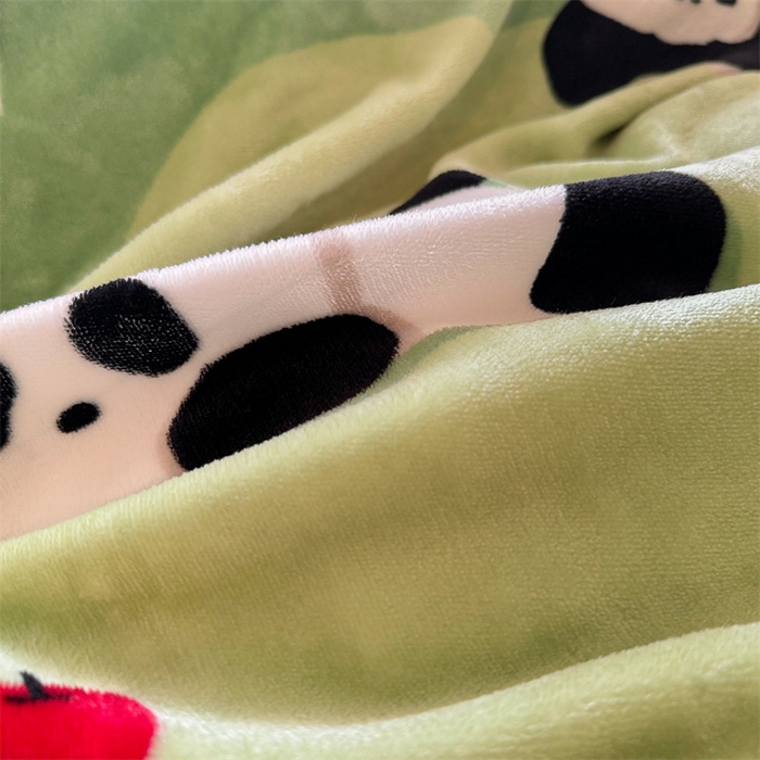 91家纺网 家纺一手货源 找家纺 名兮家居 2024新款卡通时尚风高克重牛奶绒四件套 彩虹熊猫-果绿