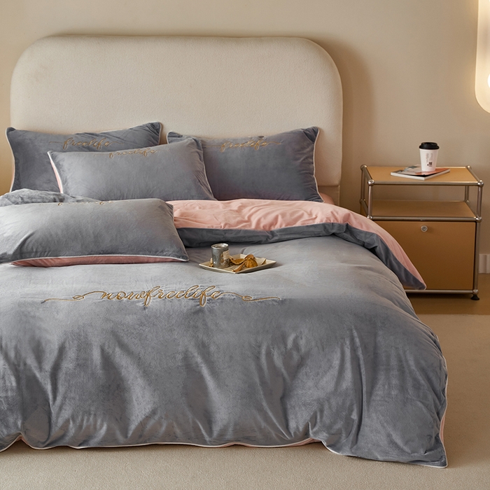 91家纺网 家纺一手货源 找家纺 千朵森 2024新款高端锦丝绒四件套-杰西卡 风格二 杰西卡-烟灰水粉