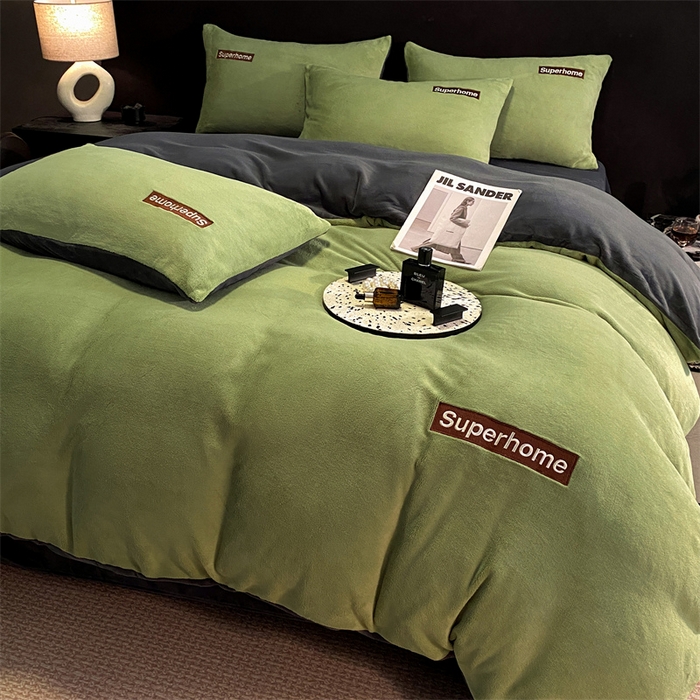 91家纺网 家纺一手货源 找家纺 笙意家纺 2025新款牛奶绒刺绣四件套-杰尼娅系列绒 杰尼亚-月牙绿+绅士灰