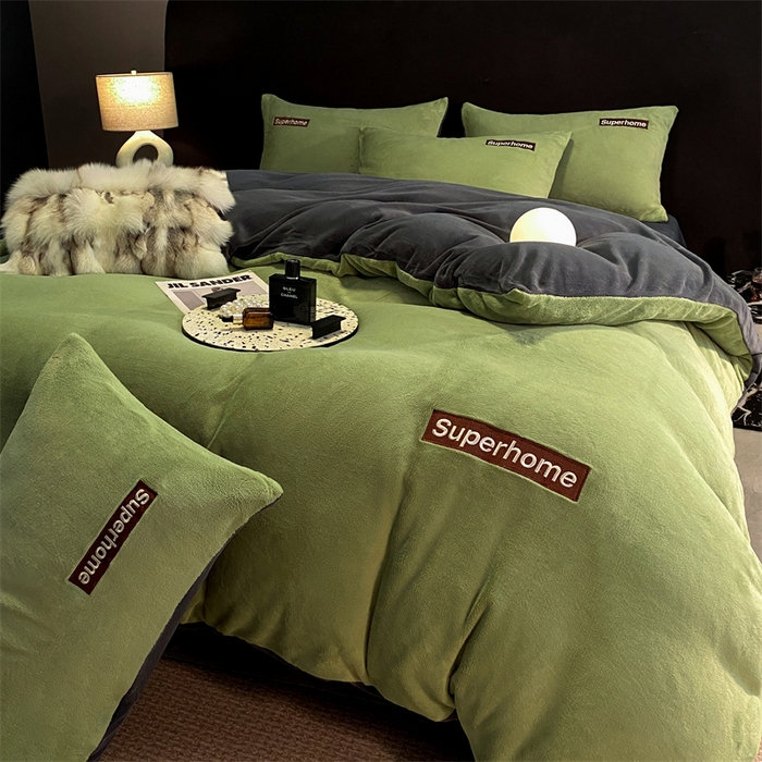 91家纺网 家纺一手货源 找家纺 笙意家纺 2025新款牛奶绒刺绣四件套-杰尼娅系列绒 杰尼亚-月牙绿+绅士灰