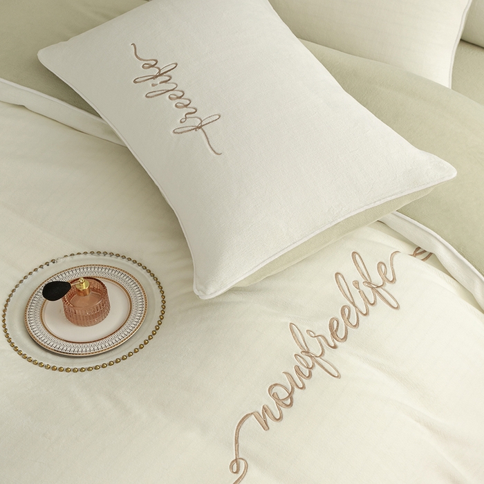 91家纺网 家纺一手货源 找家纺 千朵森 2024新款奢美牛奶绒刺绣四件套 瑞雪白配秧绿