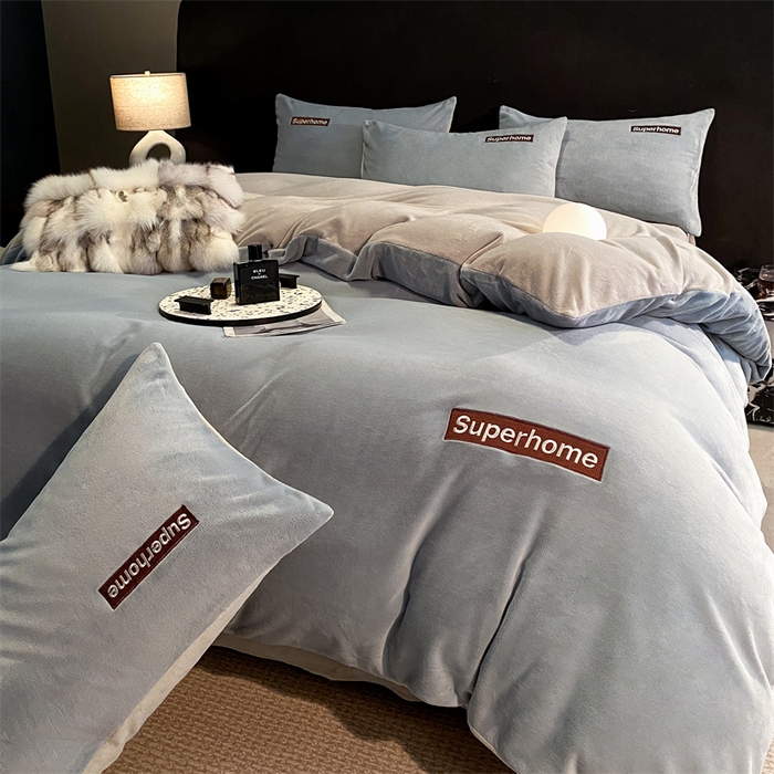 91家纺网 家纺一手货源 找家纺 笙意家纺 2025新款牛奶绒刺绣四件套-杰尼娅系列绒 杰尼亚-海清+山灰