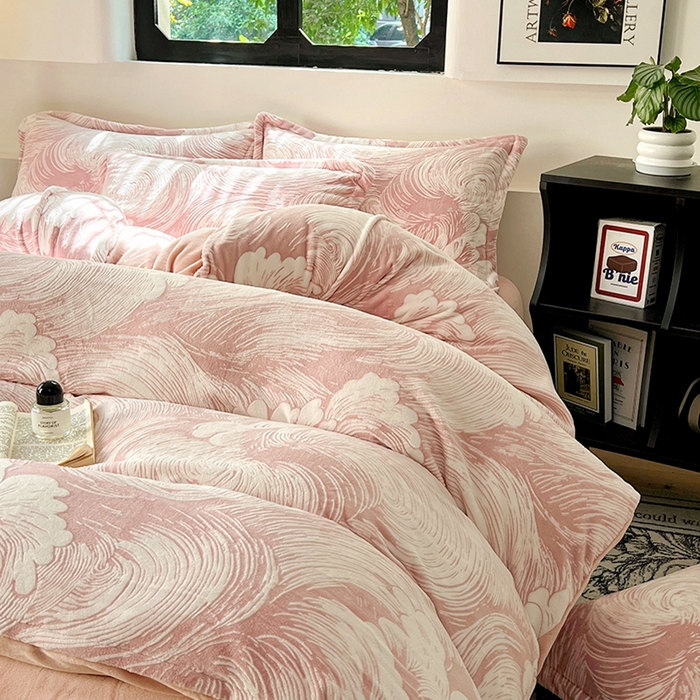 91家纺网 家纺一手货源 找家纺 新印象 2025新款高克重牛奶绒烂花四件套雕花绒四件套浪花-粉