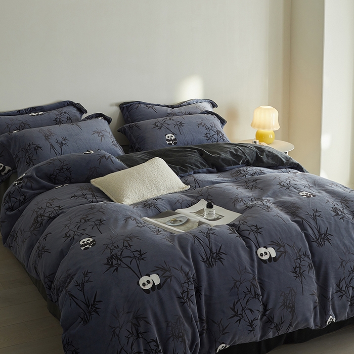 91家纺网 家纺一手货源 找家纺 千朵森 2024新款网红印花熊猫牛奶绒四件套 风格一 卡诺