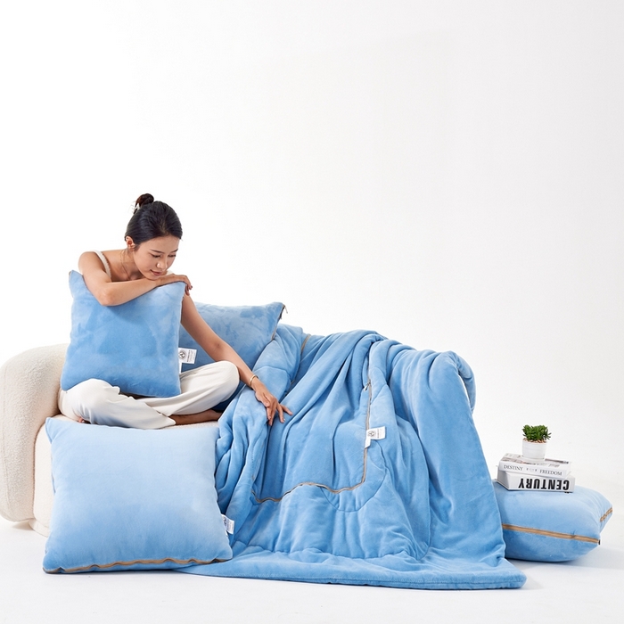 91家纺网 家纺一手货源 找家纺 照世家纺 2024新款牛奶绒纯色抱枕被（控价68/89/129/169/219） 天空蓝