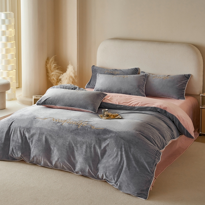 91家纺网 家纺一手货源 找家纺 千朵森 2024新款高端锦丝绒四件套-杰西卡 风格二 杰西卡-烟灰水粉