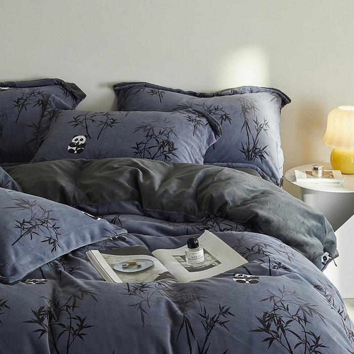 91家纺网 家纺一手货源 找家纺 千朵森 2024新款网红印花熊猫牛奶绒四件套 风格一 卡诺