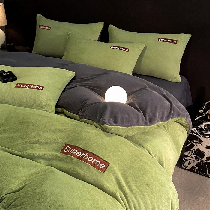 91家纺网 家纺一手货源 找家纺 笙意家纺 2025新款牛奶绒刺绣四件套-杰尼娅系列绒 杰尼亚-月牙绿+绅士灰