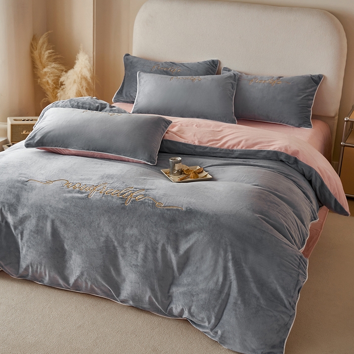 91家纺网 家纺一手货源 找家纺 千朵森 2024新款高端锦丝绒四件套-杰西卡 风格二 杰西卡-烟灰水粉