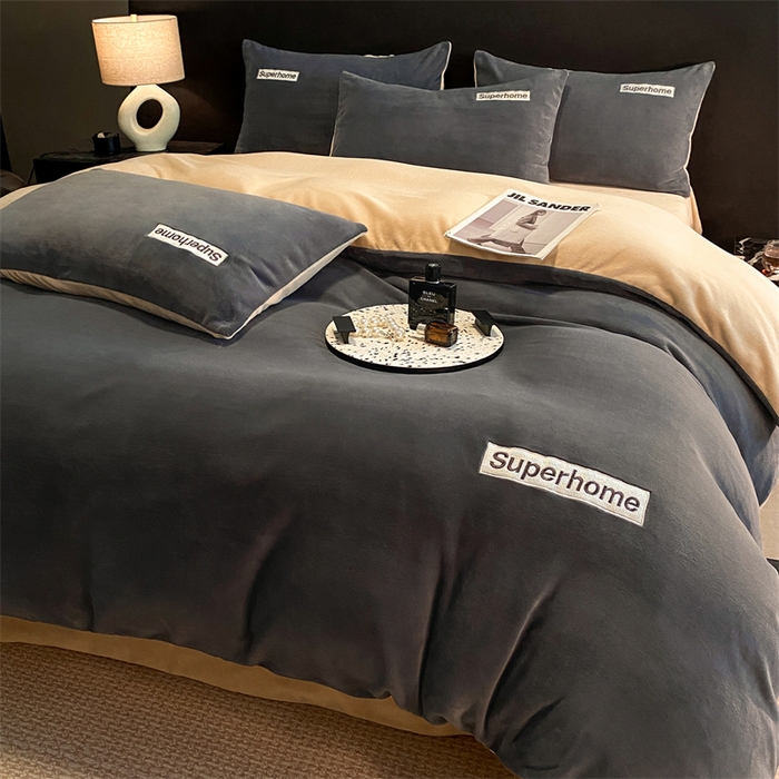 91家纺网 家纺一手货源 找家纺 笙意家纺 2025新款牛奶绒刺绣四件套-杰尼娅系列绒 杰尼亚-绅士灰+奶茶