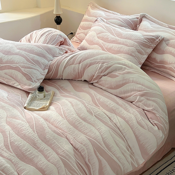 91家纺网 家纺一手货源 找家纺 新印象 2025新款高克重牛奶绒烂花四件套雕花绒四件套流光-粉