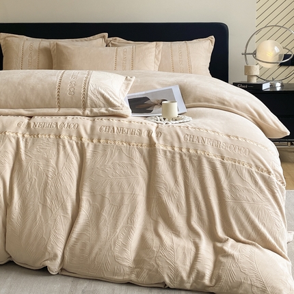 91家纺网 家纺一手货源 找家纺 （总）宇航家纺 2025新款轻奢风芭蕉叶牛奶绒绣花四件套（提供买家秀）