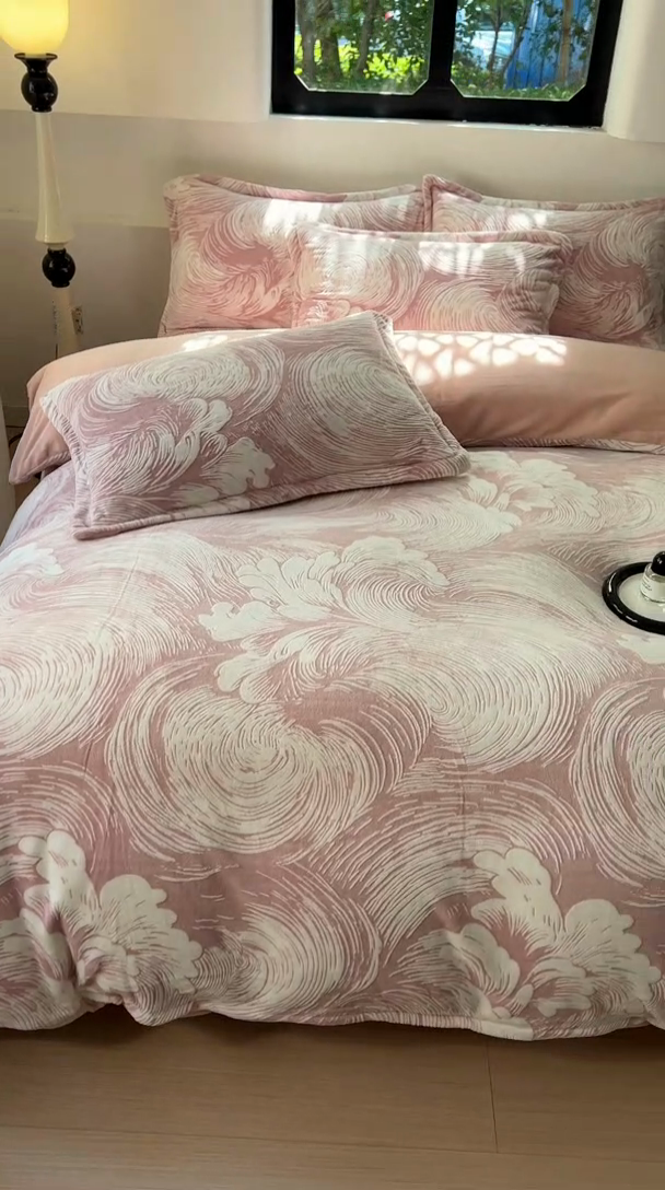 91家纺网 家纺一手货源 找家纺 新印象 2025新款高克重牛奶绒烂花四件套雕花绒四件套浪花-粉