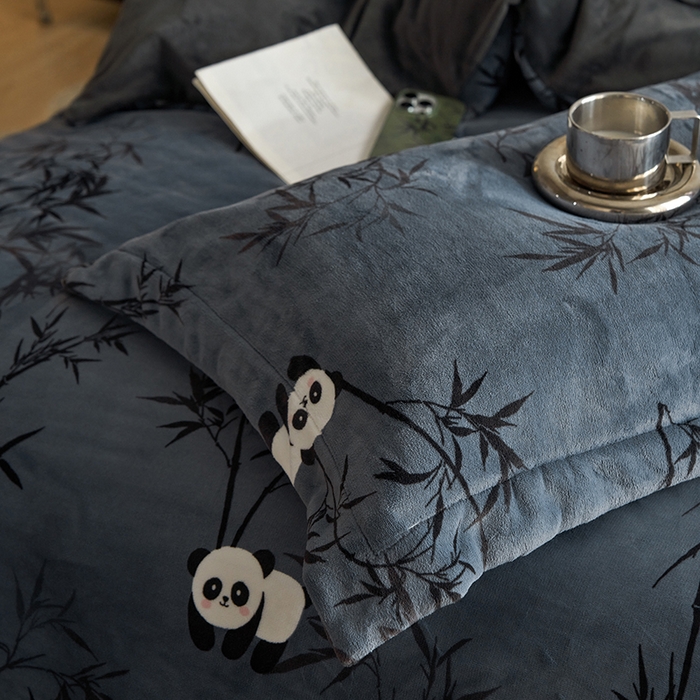 91家纺网 家纺一手货源 找家纺 千朵森 2024新款网红印花熊猫牛奶绒四件套  风格二 卡诺