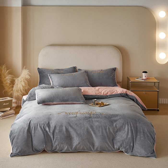 91家纺网 家纺一手货源 找家纺 千朵森 2024新款高端锦丝绒四件套-杰西卡 风格二 杰西卡-烟灰水粉