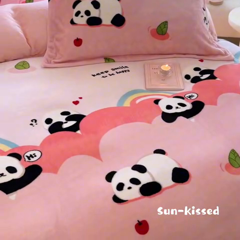 91家纺网 家纺一手货源 找家纺 名兮家居 2024新款卡通时尚风高克重牛奶绒四件套 彩虹熊猫-粉