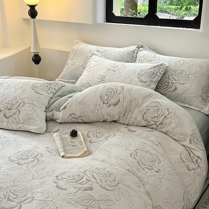 91家纺网 家纺一手货源 找家纺 新印象 2025新款高克重牛奶绒烂花四件套雕花绒四件套浪漫玫瑰