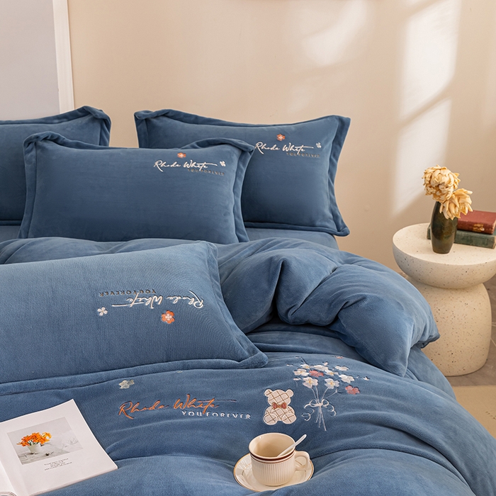 91家纺网 家纺一手货源 找家纺 绒博士 2024新款220克牛奶绒秋冬保暖四件套-花颜小熊 花颜小熊-幽兰