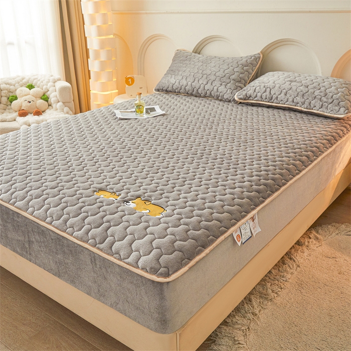 91家纺网 家纺一手货源 找家纺 2024新款A类牛奶绒刺绣夹棉床笠-小柯基 小柯基-星辰灰