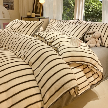 91家纺网 家纺一手货源 找家纺 （总）迪梦姿家纺 2025新款牛奶绒条纹印花三角针四件套