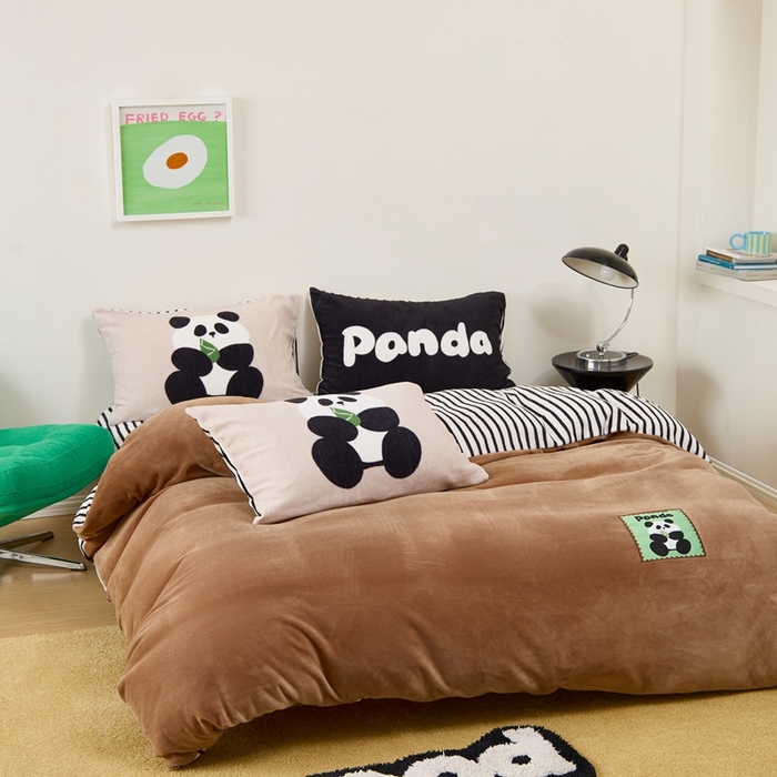 91家纺网 家纺一手货源 找家纺 呗旺鹿 2024新款加厚保暖设计师款高克重牛奶绒贴标款四件套【原创】 贴标款-熊猫喜淘淘