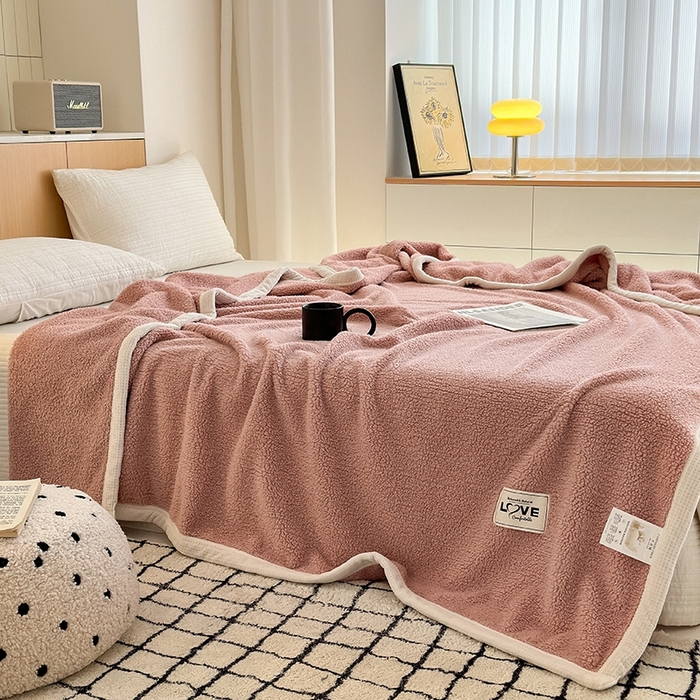 91家纺网 家纺一手货源 找家纺 沐棉 2024新款牛奶绒菠萝格包边羊羔绒泰迪绒毛毯-静物图 豆沙色