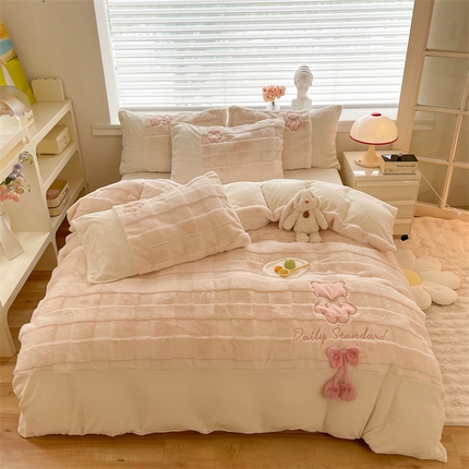 91家纺网 家纺一手货源 找家纺 （总）优贝家纺 2025新款獭兔毛高端兔兔绒工艺款牛奶绒四件套-小熊系列