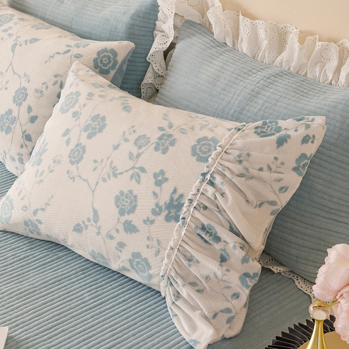 91家纺网 家纺一手货源 找家纺 胜权家纺 2024秋冬新款5D雕花着色牛奶绒法式奶油风夹棉单床裙 雾蓝