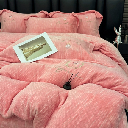 91家纺网 家纺一手货源 找家纺 （总）棠薇家纺 2025新款全消光牛奶绒肌理纹加厚四件套-刺绣玫瑰