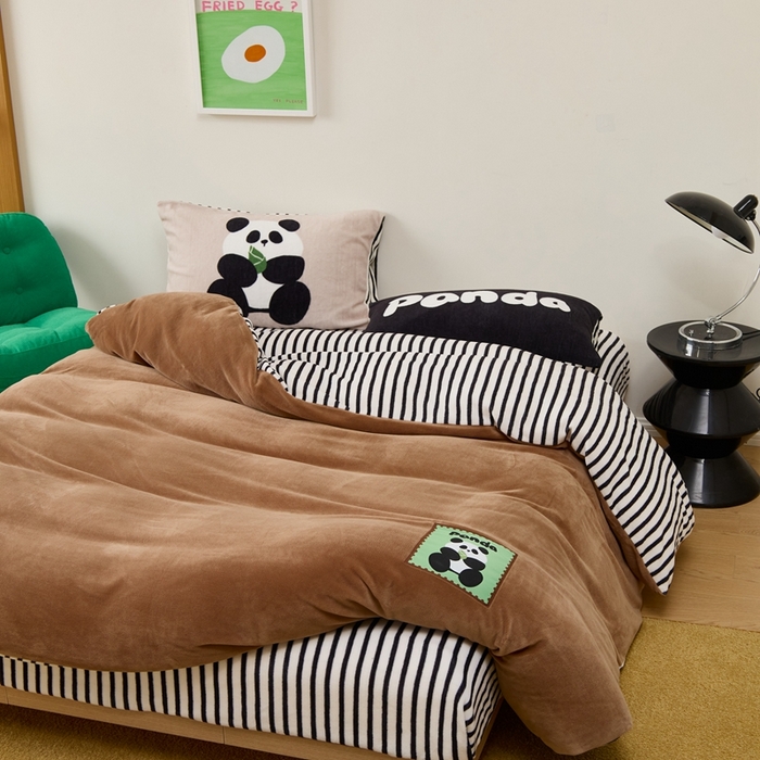 91家纺网 家纺一手货源 找家纺 呗旺鹿 2024新款加厚保暖设计师款高克重牛奶绒贴标款四件套【原创】 贴标款-熊猫喜淘淘