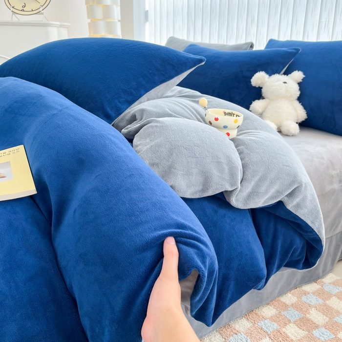 91家纺网 家纺一手货源 找家纺 言熙居 2024新款纯色双拼30克8一9斤牛奶绒四件套 亮蓝拼浅灰