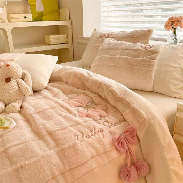 91家纺网 家纺一手货源 找家纺 绒棉世家 2025新款A类獭兔毛高端兔兔绒工艺款四件套-小熊系列 蝴蝶小熊-玉色