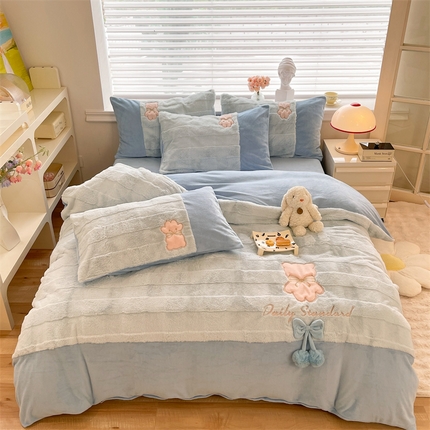 91家纺网 家纺一手货源 找家纺 绒棉世家 2025新款A类獭兔毛高端兔兔绒工艺款四件套-小熊系列 蝴蝶小熊-蓝