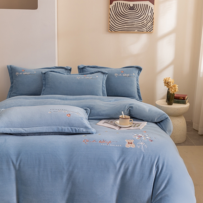 91家纺网 家纺一手货源 找家纺 绒博士 2024新款220克牛奶绒秋冬保暖四件套-花颜小熊 花颜小熊-宾利蓝